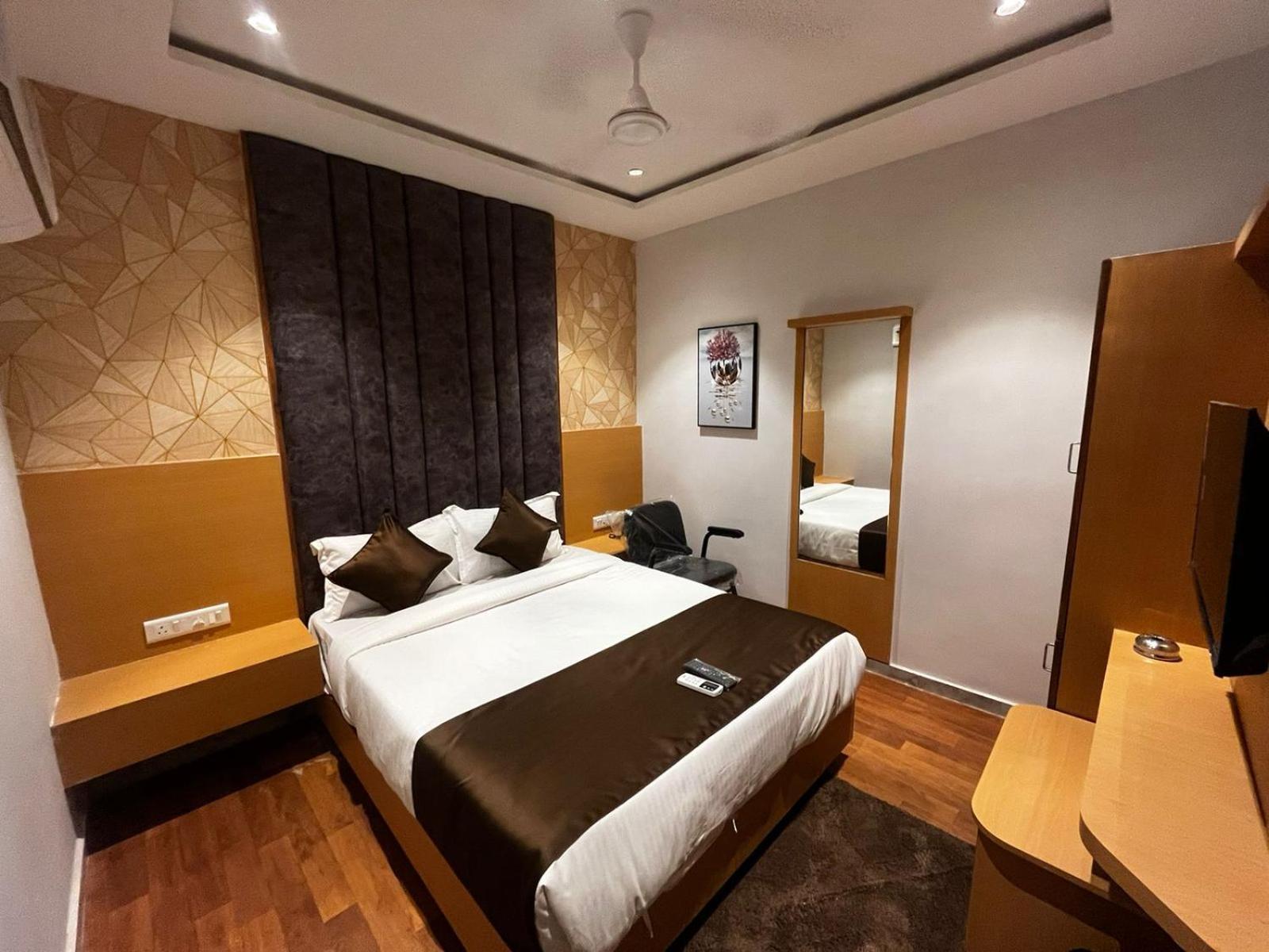 Hotel Phoniex Αχμπανταμπάντ Δωμάτιο φωτογραφία
