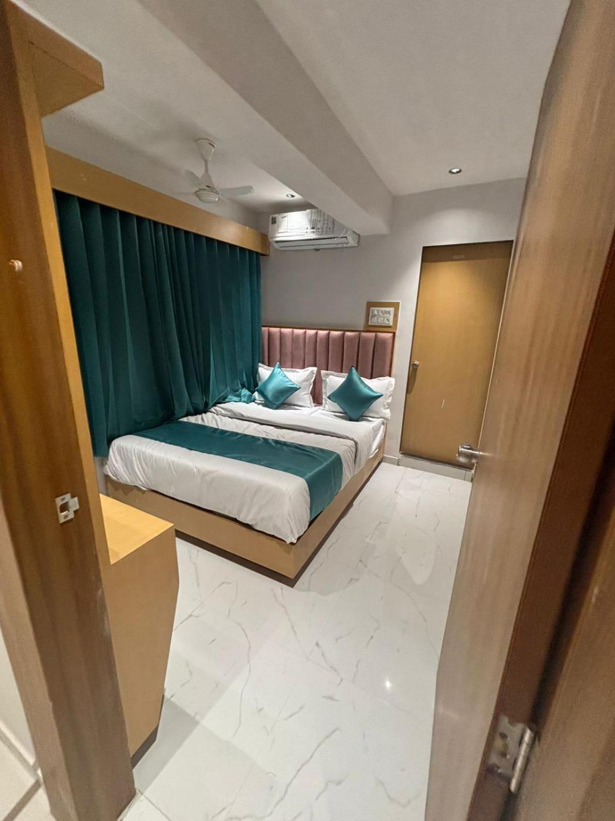 Hotel Phoniex Αχμπανταμπάντ Εξωτερικό φωτογραφία