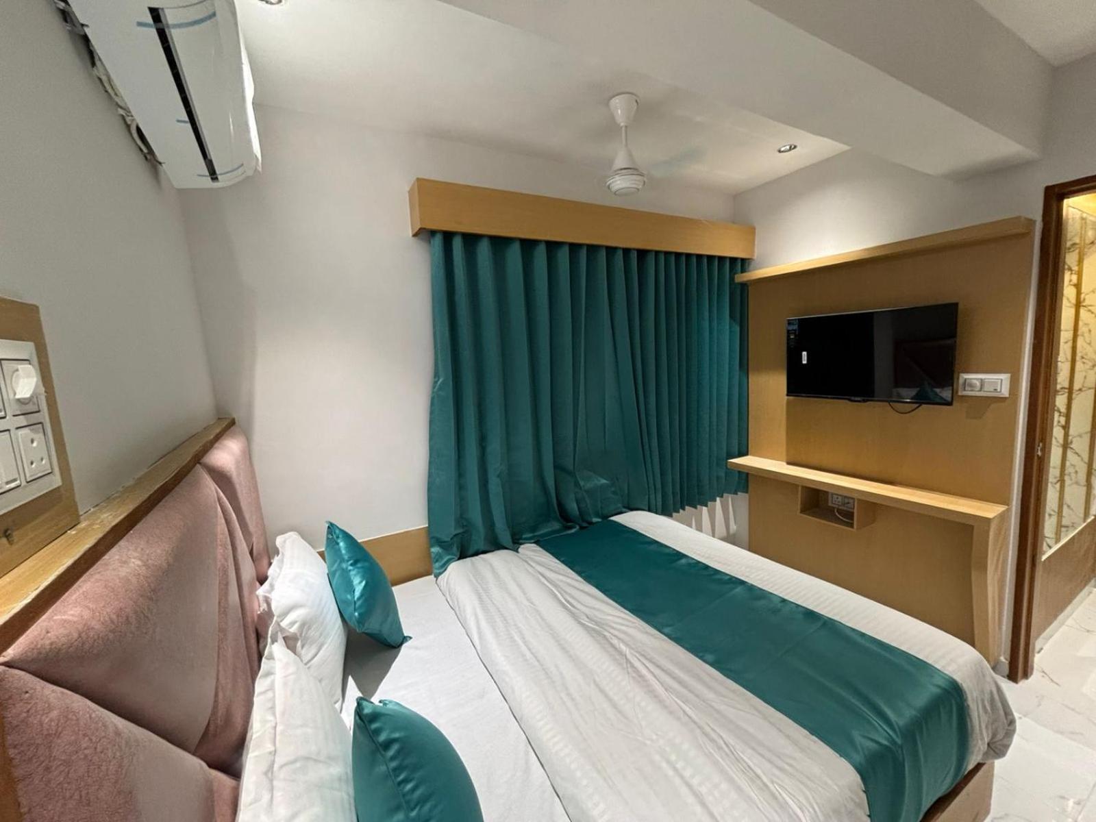Hotel Phoniex Αχμπανταμπάντ Εξωτερικό φωτογραφία